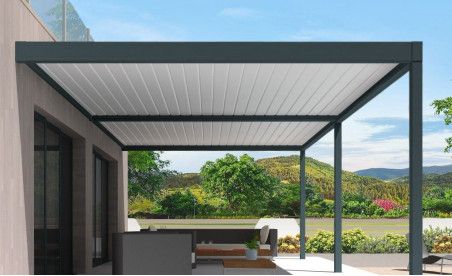 Pergola bioclimatique h2 hélios pose mur/sol grise avec lames orientables blanches double travées vue de côté