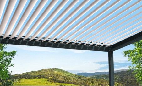 Pergola bioclimatique h2 hélios pose mur/sol grise avec lames orientables blanches ouvertes