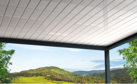 Pergola bioclimatique h2 hélios pose mur/sol grise avec lames orientables blanches vue de dessous